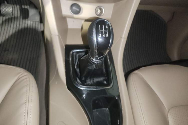 Used Baojun 730 2016 1.5L Manual Comfort Version 7 Seats China V Emission Standard Gear Lever