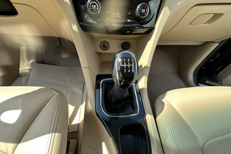 Used Baojun 730 2016 1.5T Manual Luxury Edition 7 Seats Gear Lever