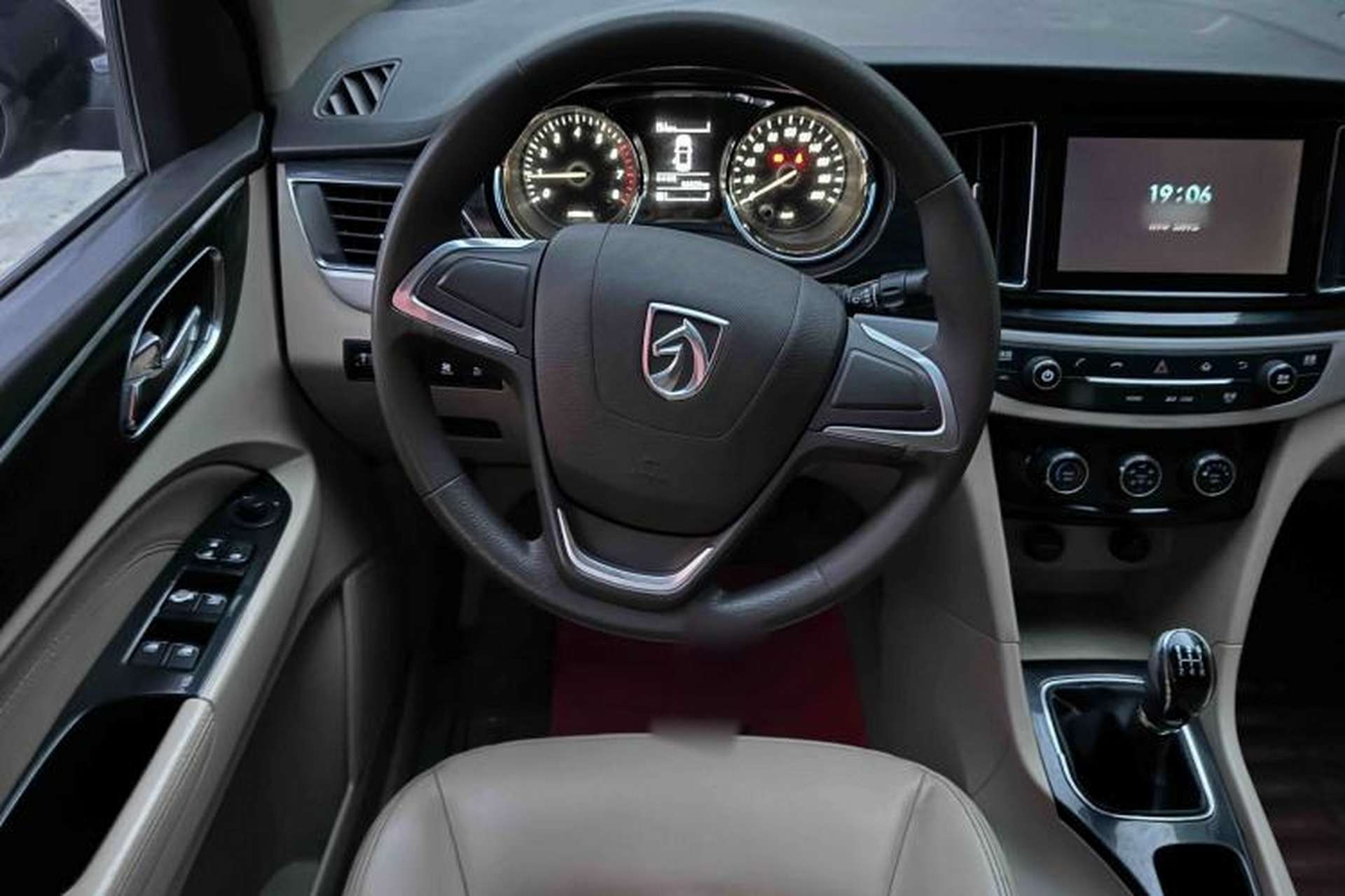 Used Baojun 730 2016 1.5L Manual Comfort Version 7 Seats China V Emission Standard Interior 1