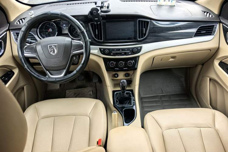 Used Baojun 730 2016 1.5T Manual Comfort Version 7 Seats Interior 1