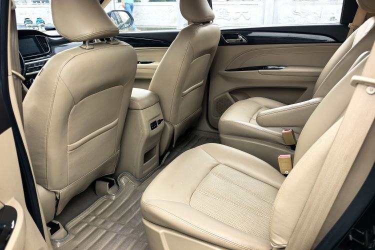 Used Baojun 730 2016 1.5T Manual Comfort Version 7 Seats Interior 2