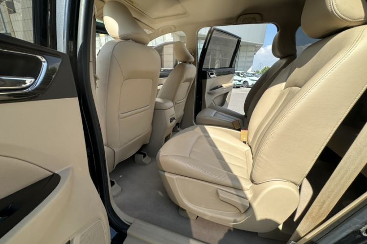 Used Baojun 730 2016 1.5T Manual Luxury Edition 7 Seats Interior 2