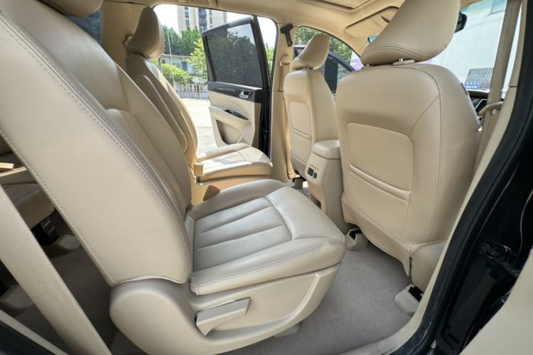 Used Baojun 730 2016 1.5T Manual Luxury Edition 7 Seats Interior 4
