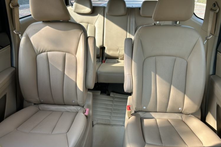 Used Baojun 730 2016 1.5T Manual Comfort Version 7 Seats Interior 5