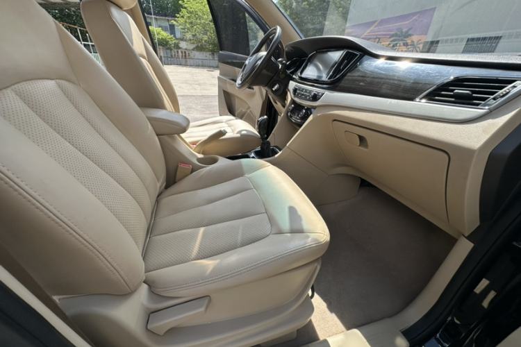 Used Baojun 730 2016 1.5T Manual Luxury Edition 7 Seats Interior 6