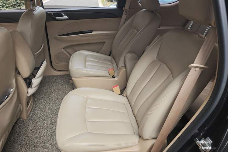 Used Baojun 730 2016 Revised 1.5L Manual Standard Version 7 Seats China V Emission Standard Left Rear Seat