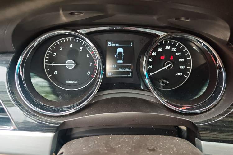 Used Baojun 730 2016 1.5T Manual Luxury Edition 7 Seats Odometer Close Up
