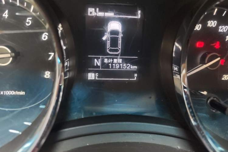 Used Baojun 730 2016 1.8L iAMT Comfort Version 7 Seats Odometer Close Up