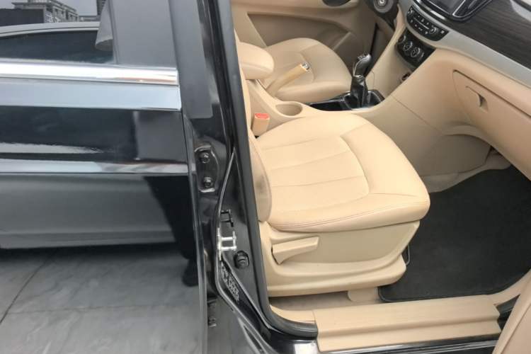 Used Baojun 730 2016 1.5L Manual Comfort Version 7 Seats China V Emission Standard Right Front Seat