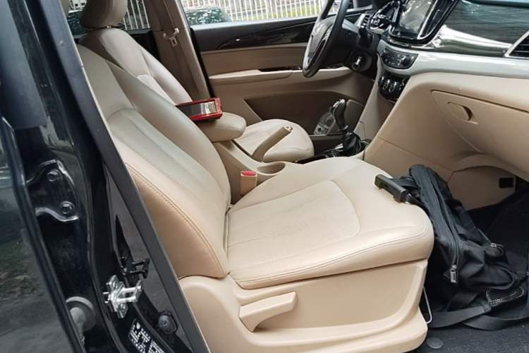Used Baojun 730 2016 1.5T Manual Comfort Version 7 Seats Right Front Seat