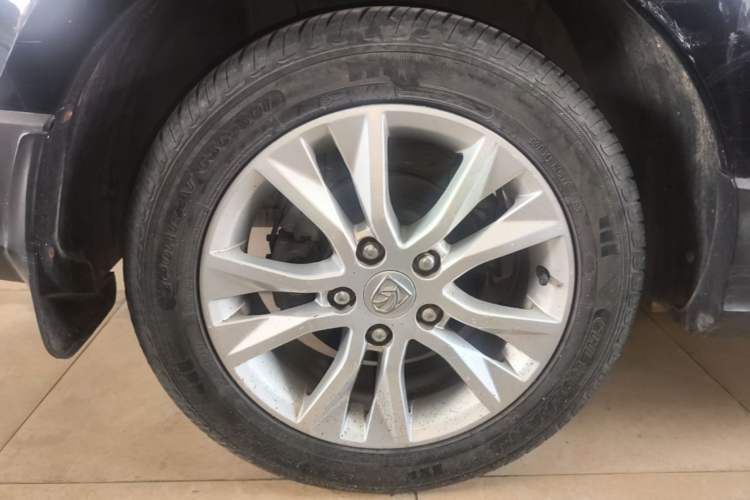 Used Baojun 730 2016 1.8L iAMT Luxury Model 7 Seats Right Rear Wheel Hub