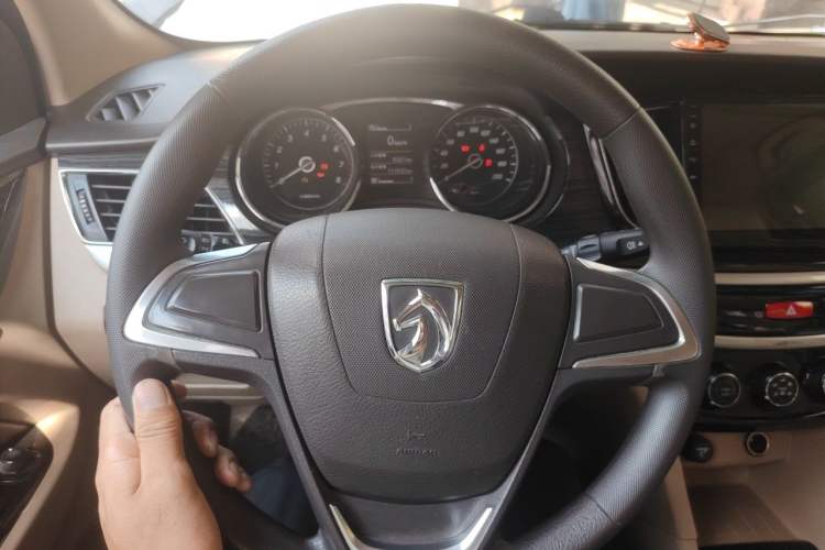Used Baojun 730 2016 1.5T Manual Standard Version 7 Seats Steering Wheel