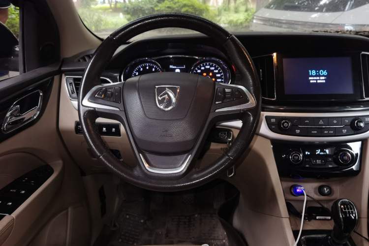 Used Baojun 730 2016 1.5T Manual Luxury Edition 7 Seats Steering Wheel