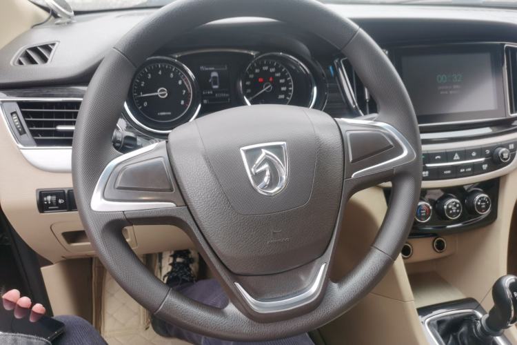 Used Baojun 730 2016 1.5T Manual Comfort Version 7 Seats Steering Wheel