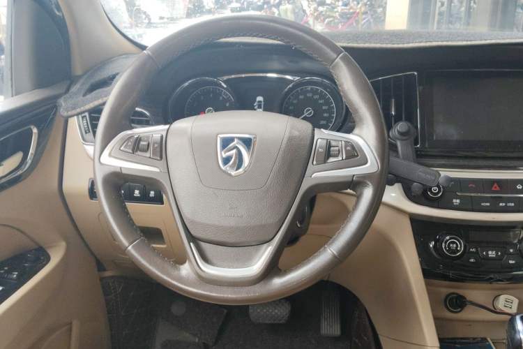 Used Baojun 730 2016 1.8L iAMT Luxury Model 7 Seats Steering Wheel