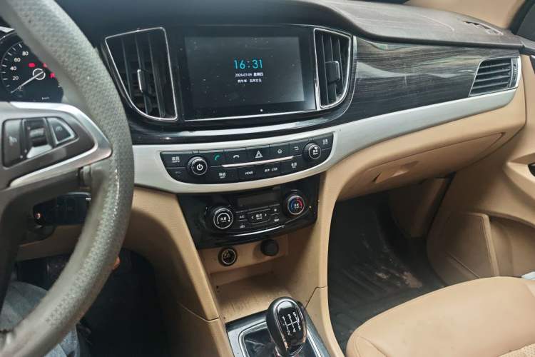 Used Baojun 730 2016 1.5L Manual Luxury Edition 7 Seats Audio And AC Panel