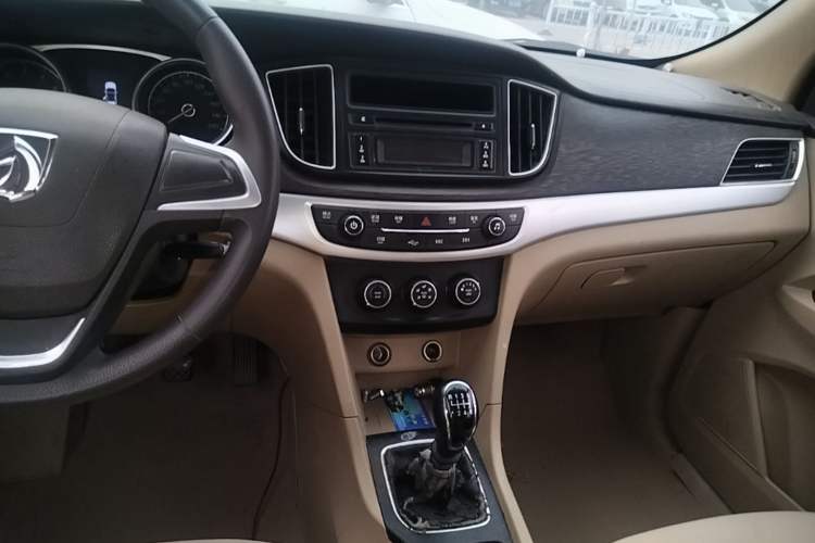 Used Baojun 730 2016 1.5T Manual Standard Version 7 Seats Audio And AC Panel