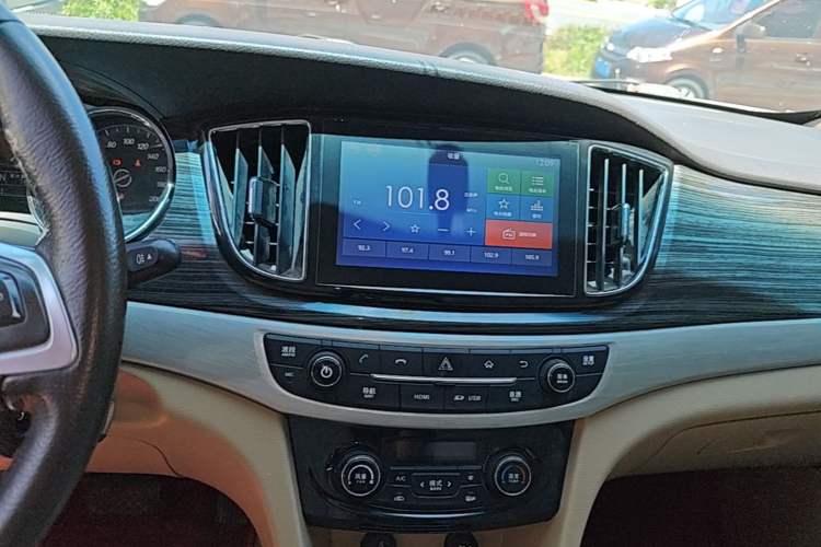 Used Baojun 730 2016 1.8L iAMT Luxury Model 7 Seats Audio And AC Panel