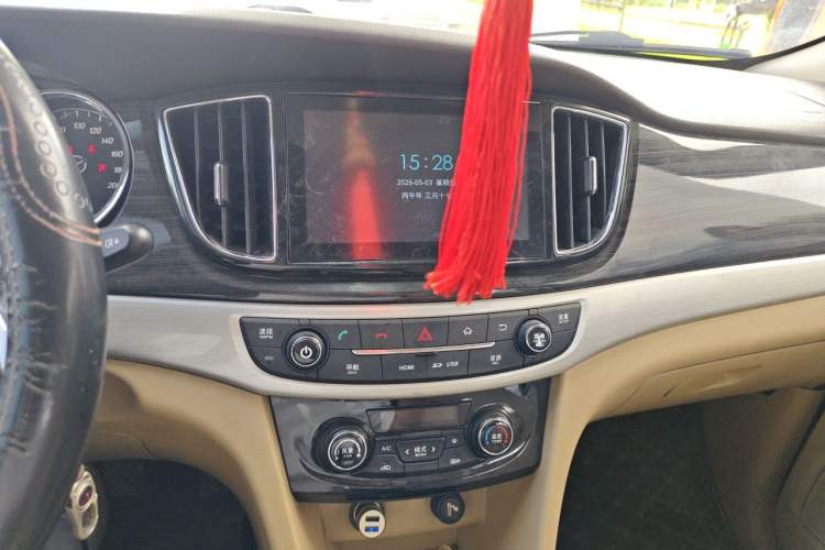 Used Baojun 730 2016 1.5L Manual Luxury Edition 7 Seats Audio And AC Panel