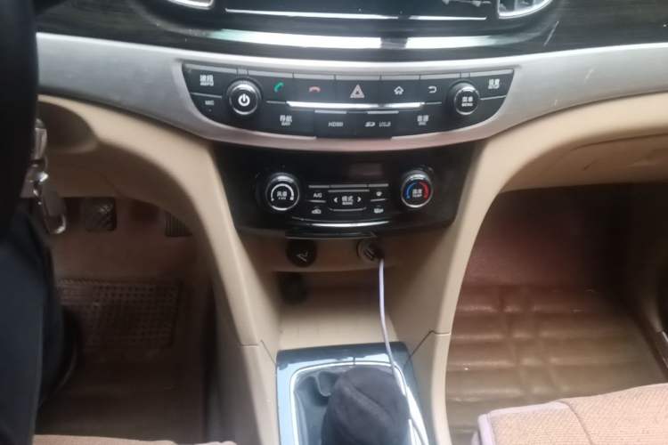 Used Baojun 730 2016 1.8L Manual Luxury Edition 7 Seats Audio And AC Panel