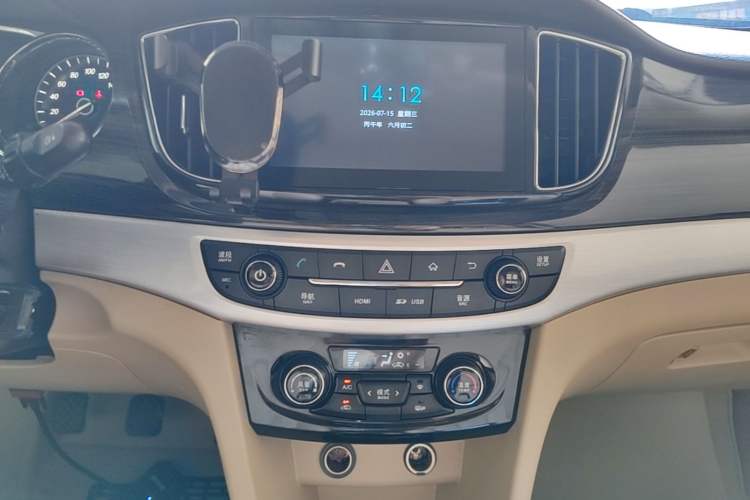 Used Baojun 730 2016 1.8L Manual Luxury Edition 7 Seats Audio And AC Panel