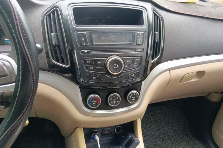 Used Baojun 730 2016 1.5L Manual Value Edition 7 Seats China V Emission Standard Audio And AC Panel