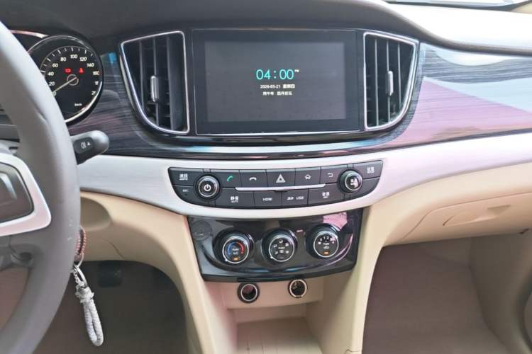 Used Baojun 730 2016 1.5L Manual Comfort Version 7 Seats China V Emission Standard Audio And AC Panel