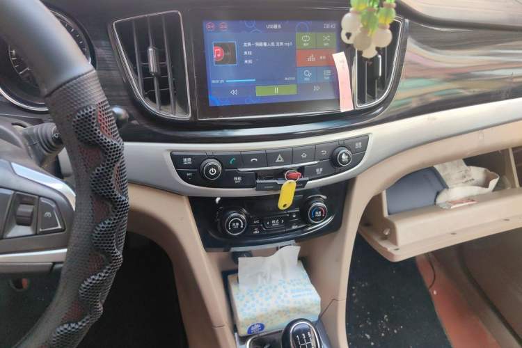 Used Baojun 730 2016 1.5L Manual Luxury Edition 7 Seats Audio And AC Panel