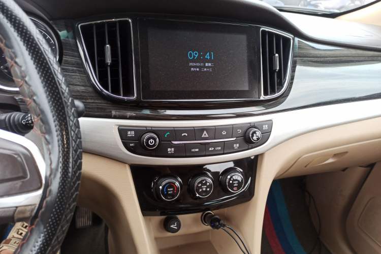 Used Baojun 730 2016 1.5T Manual Comfort Version 7 Seats Audio And AC Panel