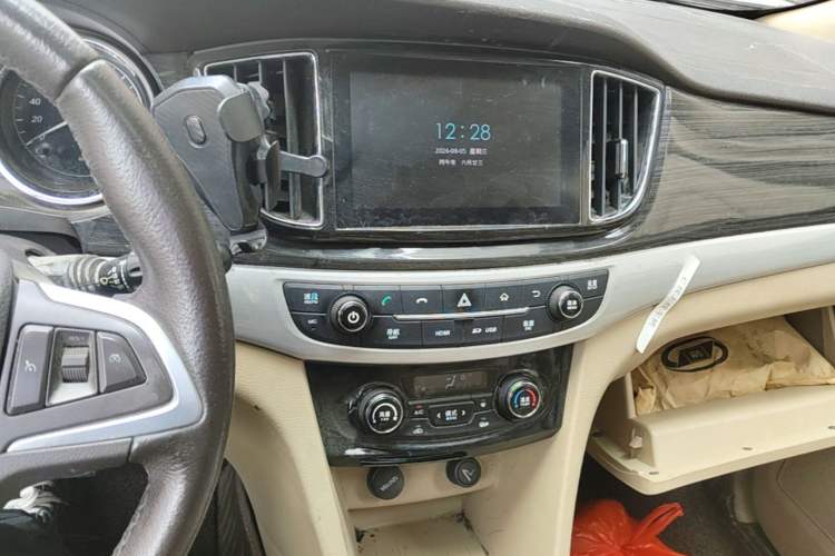 Used Baojun 730 2016 1.5L Manual Luxury Edition 7 Seats Audio And AC Panel