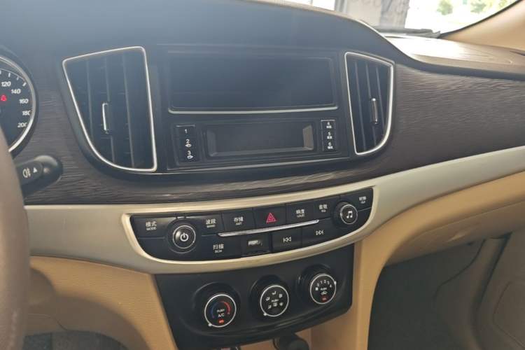 Used Baojun 730 2016 1.5L Manual Standard Version 7 Seats Audio And AC Panel