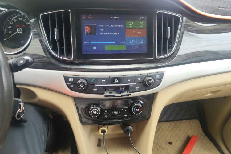 Used Baojun 730 2016 1.5L Manual Luxury Edition 7 Seats Audio And AC Panel