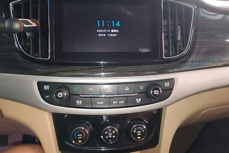 Used Baojun 730 2016 1.5L Manual Comfort Version 7 Seats China V Emission Standard Audio And AC Panel