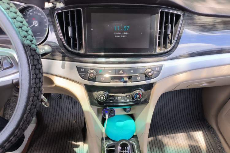 Used Baojun 730 2016 1.5T Manual Luxury Edition 7 Seats Audio And AC Panel