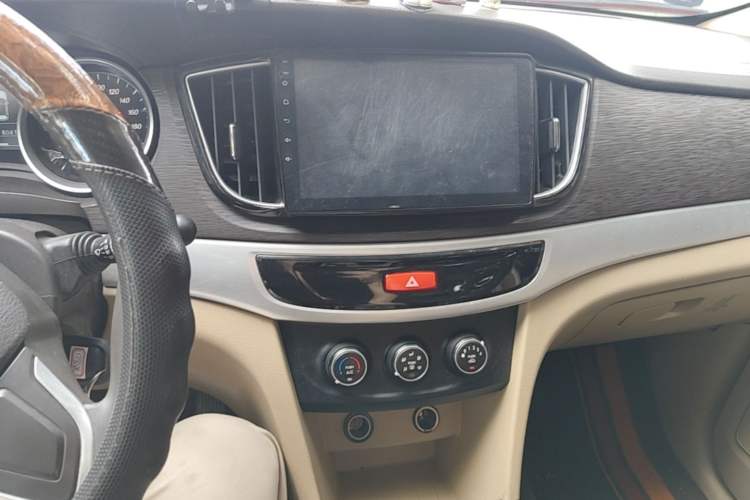 Used Baojun 730 2016 Revised 1.5L Manual Standard Version 7 Seats China V Emission Standard Audio And AC Panel