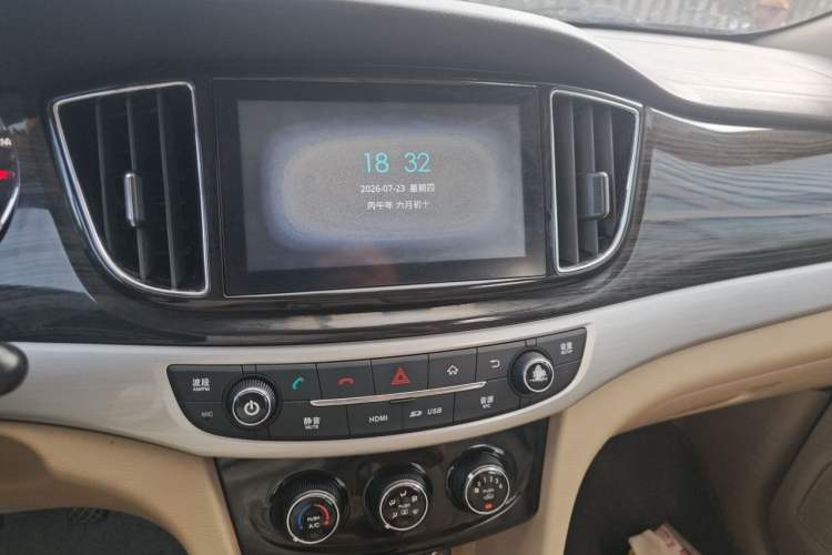 Used Baojun 730 2016 1.8L Manual Comfort Version 7 Seats Audio And AC Panel