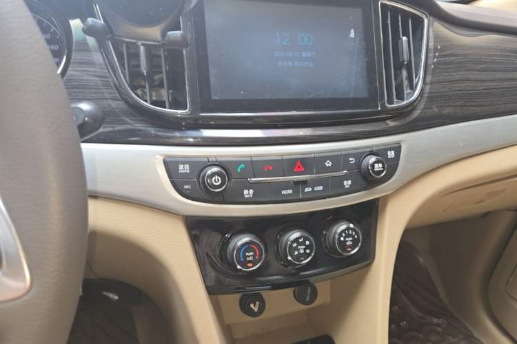 Used Baojun 730 2016 1.5L Manual Comfort Version 7 Seats China V Emission Standard Audio And AC Panel