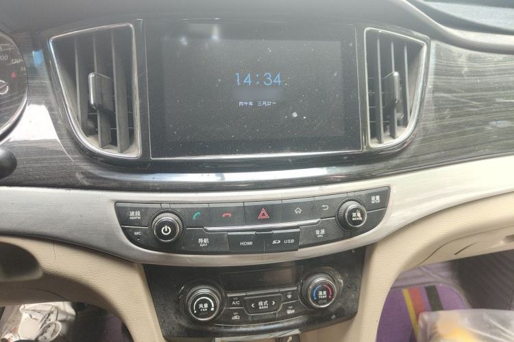 Used Baojun 730 2016 1.8L iAMT Luxury Model 7 Seats Audio And AC Panel