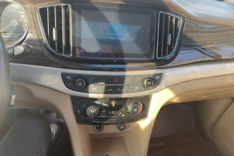 Used Baojun 730 2016 1.5L Manual Luxury Edition 7 Seats Audio And AC Panel