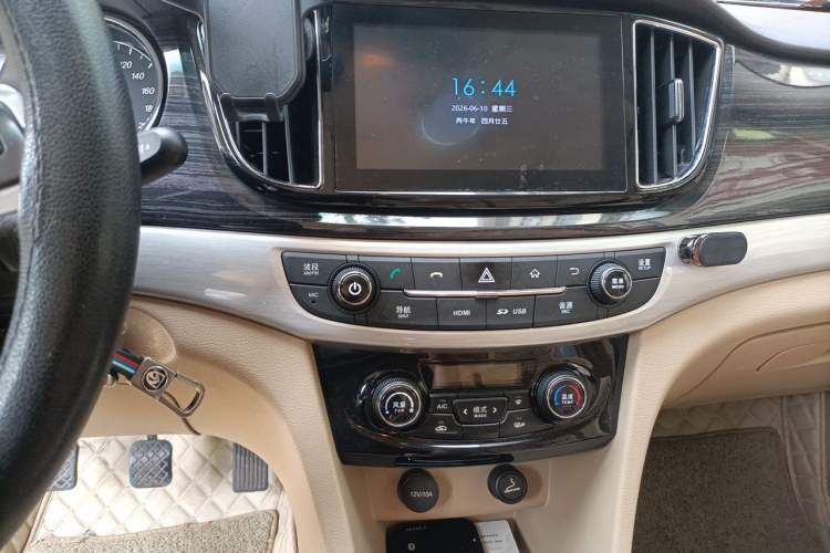Used Baojun 730 2016 1.5L Manual Luxury Edition 7 Seats Audio And AC Panel