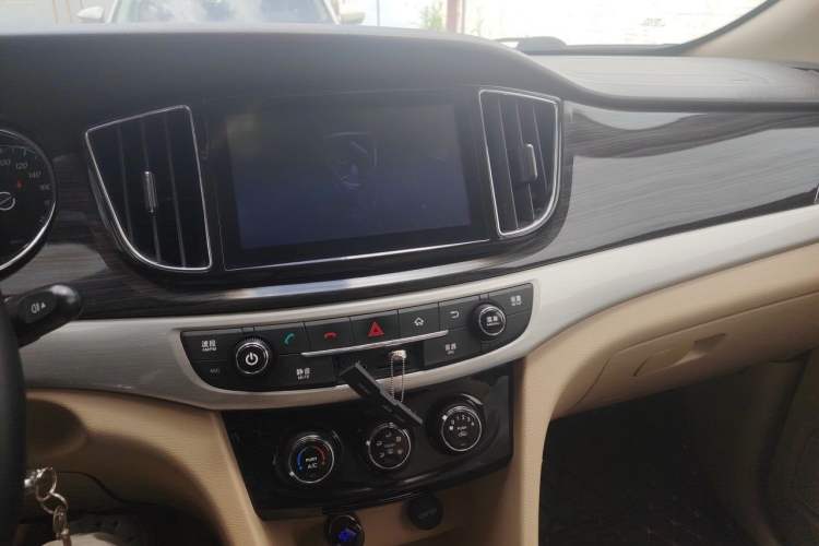 Used Baojun 730 2016 1.5L Manual Comfort Version 7 Seats China V Emission Standard Audio And AC Panel
