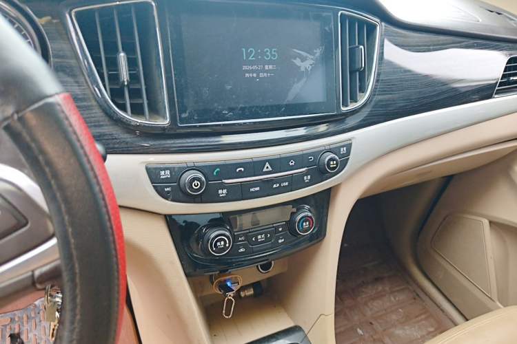Used Baojun 730 2016 1.5L Manual Luxury Edition 7 Seats Audio And AC Panel