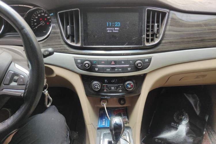 Used Baojun 730 2016 1.8L iAMT Luxury Model 7 Seats Audio And AC Panel
