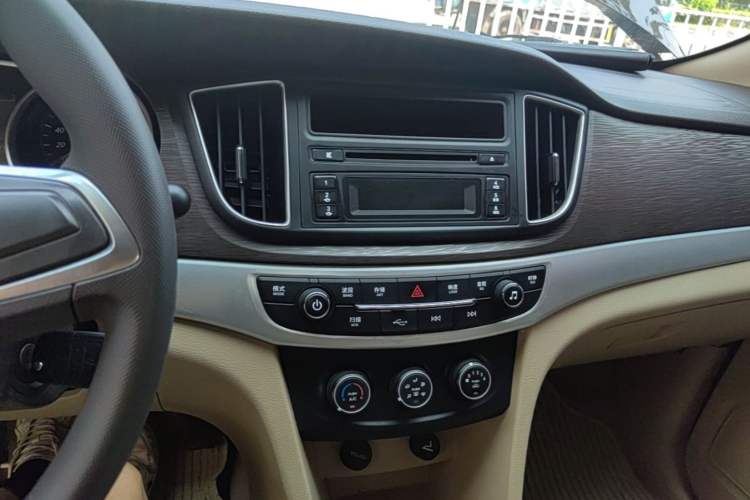 Used Baojun 730 2016 Revised 1.5L Manual Standard Version 7 Seats China V Emission Standard Audio And AC Panel