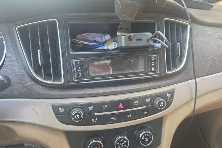 Used Baojun 730 2016 1.5L Manual Standard Version 5 Seats Audio And AC Panel