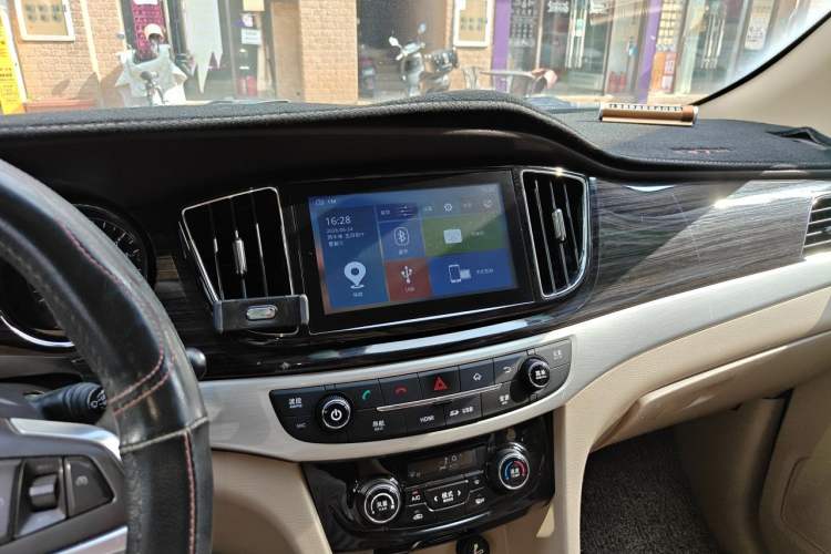 Used Baojun 730 2016 1.5L Manual Luxury Edition 7 Seats Audio And AC Panel