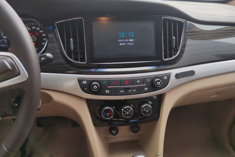 Used Baojun 730 2016 1.8L iAMT Comfort Version 7 Seats Audio And AC Panel