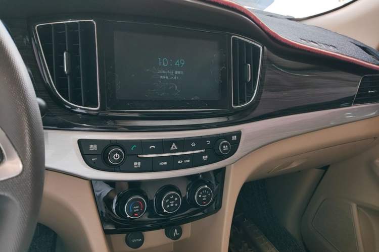 Used Baojun 730 2016 1.8L Manual Comfort Version 7 Seats Audio And AC Panel