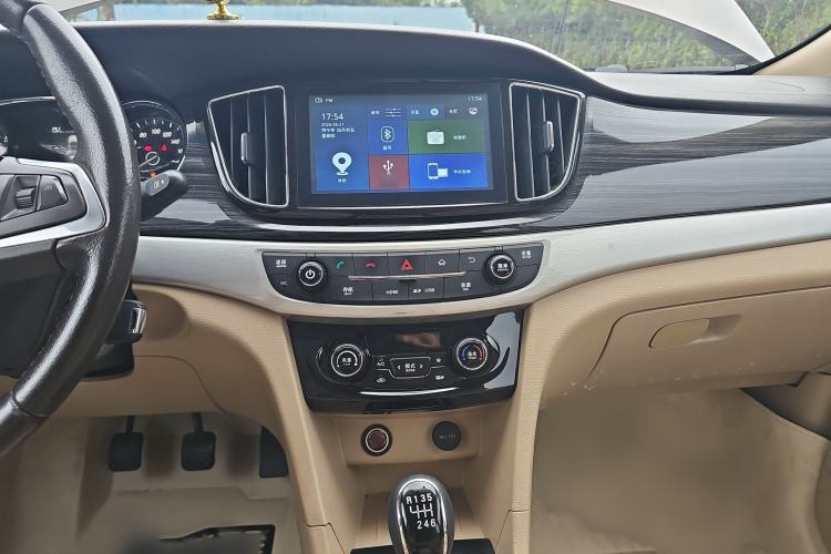 Used Baojun 730 2016 1.5T Manual Luxury Edition 7 Seats Audio And AC Panel