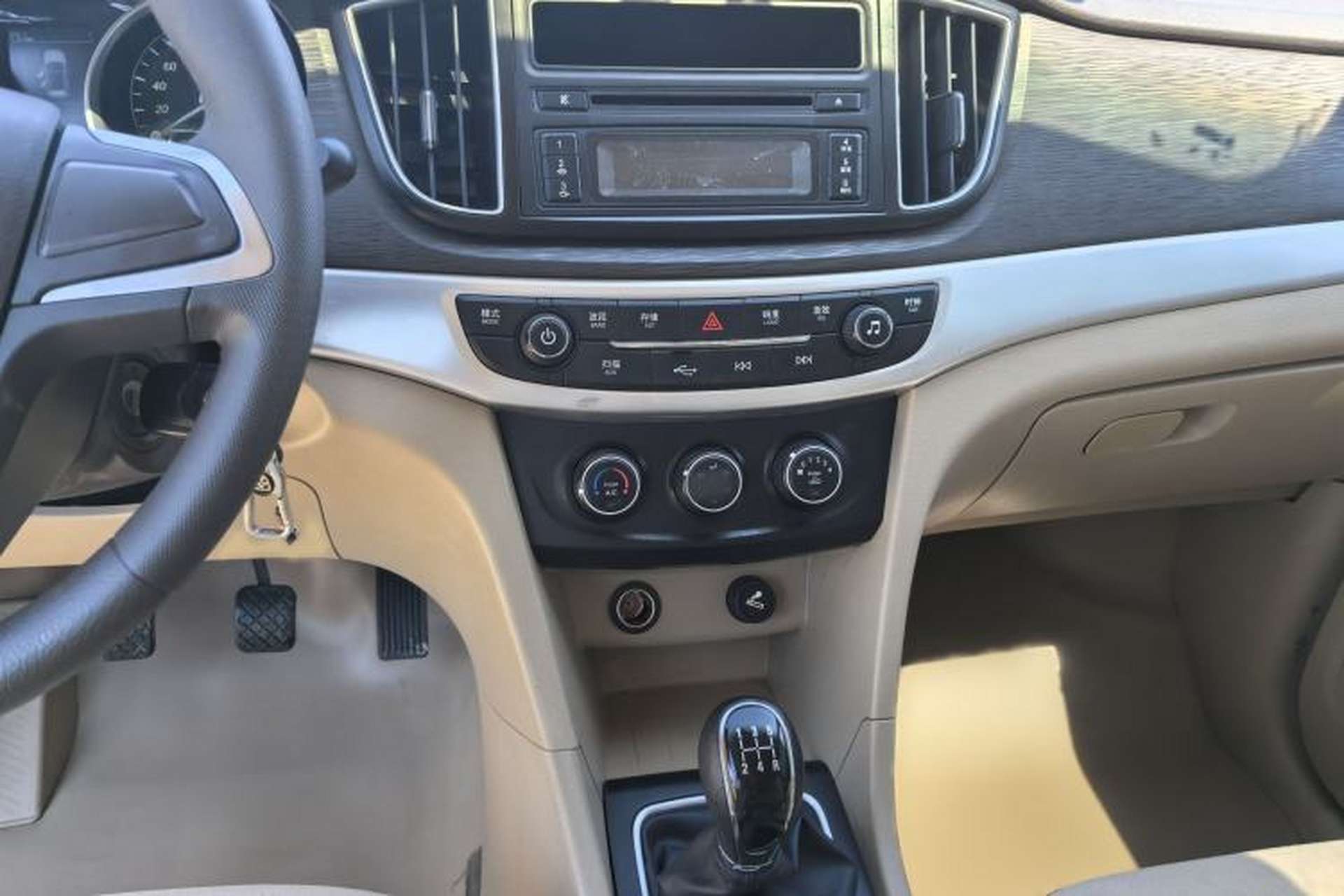 Used Baojun 730 2016 1.5L Manual Standard Version 7 Seats Audio And AC Panel